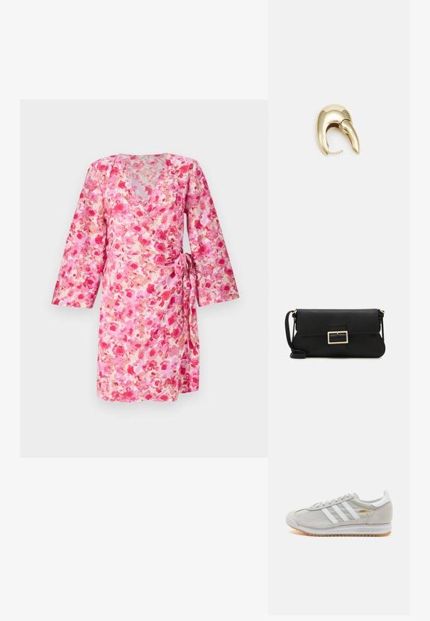 Roza cvetna obleka z dolgimi rokavi, izdelana iz lahkotnega materiala, z vezalcem na pasu in globokim V-izrezom.; Svetlo sivi tenisice od antilopa i mrežaste tkanine, s tri bijele pruge, okruglim vrhom i gumenim potplatom. Zlatni logo akcent blizu vezica.; Črna usnjena torbica na preklop z zlato kovinsko zaponko. Vključuje črn trak in eleganten, minimalističen dizajn.; Uhane nakit iz zlatastega tona z gladko, ukrivljeno zasnovo. Ima edinstveno koničasto obliko, polirano površino in zaponko s tečajem.