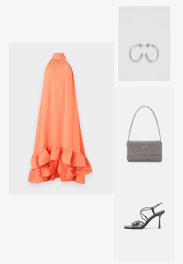 Šviesiai oranžinė suknelė su kaklo juostele, pagaminta iš lygaus audinio, turinti raukinį apatinėje dalyje ir surinkimus prie kaklo, kad suteiktų papildomo tekstūros.; Juodos aukštakulnės sandalai pasižymi plonyčiais dirželiais su mazgo dizainu, lygiu kvadratiniu pirštu ir elegantišku stiletto kulnu.; Šviesiai pilka metalinė rankinė su grandinėlės dirželiu, papuošta mažais apvaliais metaliniais smeigėmis ir trikampiu prekės ženklu.; Sidabrinės auskarai žiedai su lygiu, blizgiu paviršiumi. Suapvalinta forma, lengvas dizainas, su uždarymu ant smeigtuko.