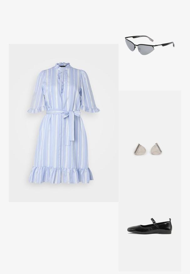 Vestido riscado azul claro com colarinho franzido, mangas curtas com babados, fechamento frontal com botões e um cinto combinando na cintura.; Sapatilha de pele sintética preta com bico fino, tira no tornozelo com fivela e textura lisa e brilhante. Salto baixo para conforto.; Óculos de sol pretos com um design angular de gato. Lentes espelhadas prateadas. Armações de plástico finas e leves com uma marcação discreta nas hastes.; Brincos de metal prateado com uma forma suave de gota e um acabamento polido. Gravações subtis adicionam detalhe. Design minimalista.