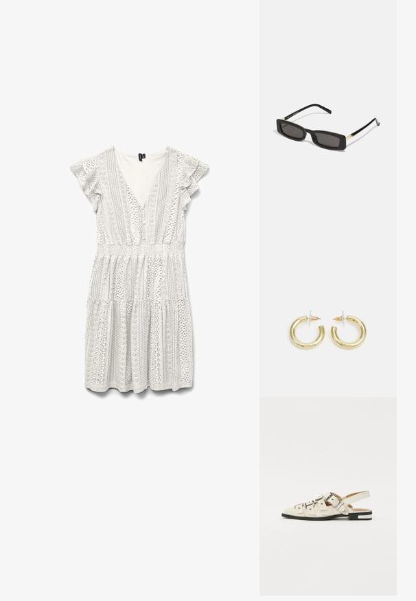 Bela obleka s kratkimi nagubanimi rokavi, globokim V-izrezom in zapletenim čipkastim detajlom. Ima oprijet pas in plastično, tekočo krilo.; Sandal v slogu z odprtim peto v beli usnjeni obvali z več širokimi trakovi in srebrnimi zaponkami; ravni podplat z majhno črno peto in kovinskimi detajli.; Črne pravokotne sončne očala s temnimi lečami, sijajnim plastičnim okvirjem in zlatimi poudarki na ušesnih delu. Minimalistična zasnova in eleganten oblik.; Zlate uhane v obliki obročkov z gladko, sijočo površino. Krožna zasnova s majhnim nosilcem in prozornim podplatom za varno nošenje.