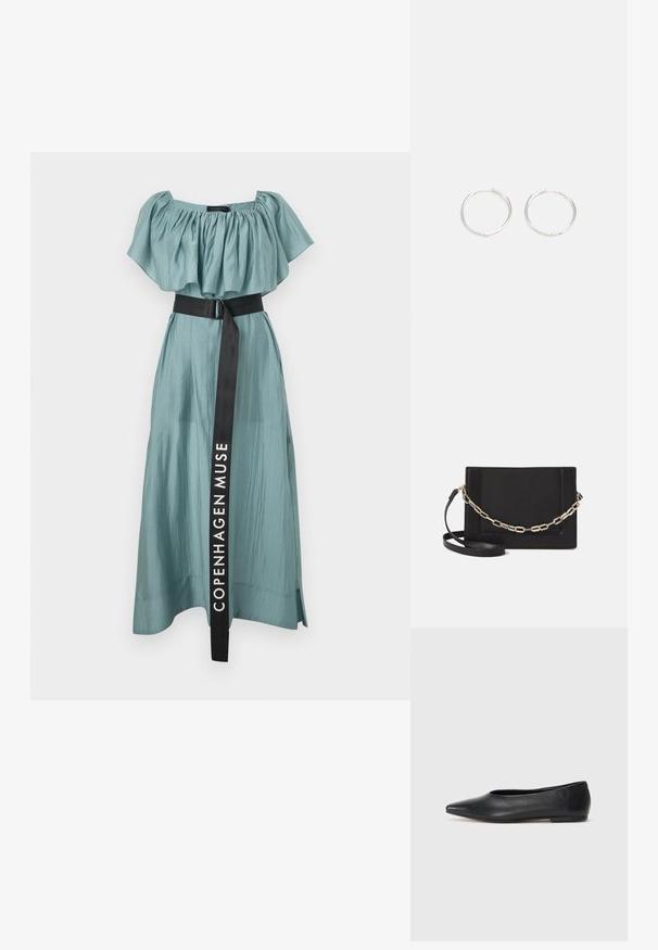 Pitkä, virtaava mekko haalean teal-värisestä kankaasta, jossa on kerätty olkapäiden yli kulkeva pääntie ja musta vyö, jossa on teksti "COPENHAGEN MUSE".; Musta nahkainen ballerinatyyppinen kenkä, terävä kärki, minimalinen muotoilu, sileä pinta, matala korko, ei näkyvää metalliosaa tai koristeita.; Musta nahkainen olkalaukku, jossa on sileä pinta, suorakulmainen muoto ja metalliketju yksityiskohtana edessä. Mukana säädettävä hihna.; Hopea rengas korvakorut, joissa on tyylikäs, pyöreä muotoilu, tasainen pinta ja ilman näkyviä koristeita. Halkaisija ei ole määritelty.