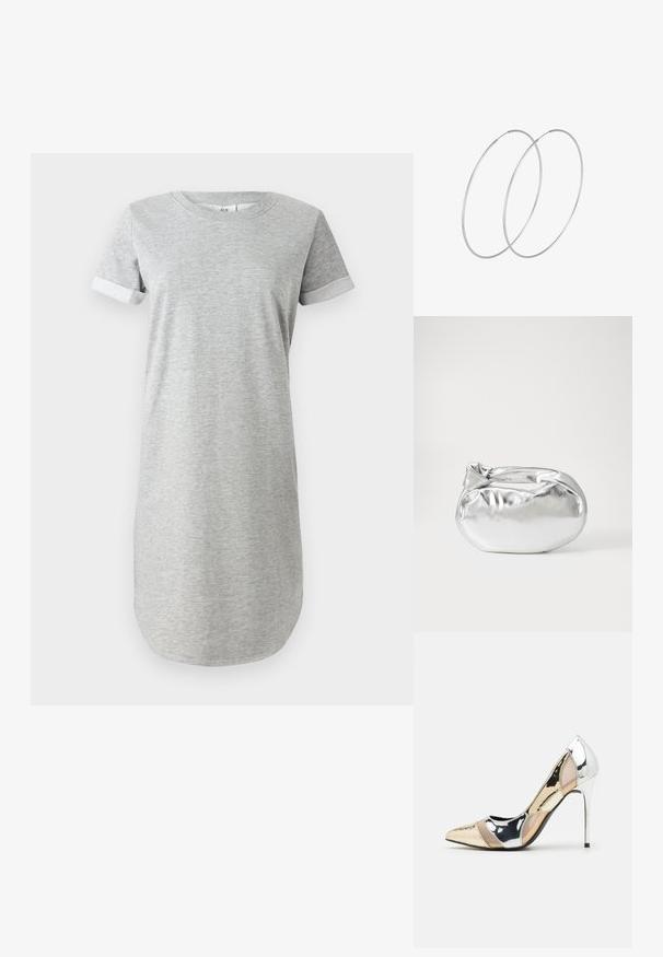 Szara sukienka krótki rękaw wykonana z miękkiej bawełny, z okrągłym dekoltem i podszytymi rękawami. Gładka tekstura i luźny krój.; Czółenka na wysokim obcasie z wąskim noskiem w kolorze srebrnym, złotym i nude. Lśniące wykończenie z wycięciami, z obcasem w stylu stiletto.; Srebrna metaliczna torba worek o miękkim, zaokrąglonym kształcie i zawiązywanym z góry zapięciem. Wykonana z gładkiego materiału imitującego skórę.; Srebrne kolczyki w formie obręczy o minimalistycznym designie. Okrągły kształt, gładka faktura i cienki profil. Lekkie, z polerowanym wykończeniem.