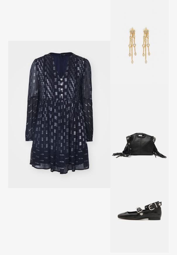 Rochie de culoare albastră închisă, cu mâneci lungi, decolteu în V, cu motive rectangulare argintii și trei nasturi decorativi pe față. Material semi-transparent. Fustă evazată.; Pantofii plano din piele patent neagră, cu vârful pătrat, curea de gleznă cu accesorii din argint și talpă plată. Textură netedă cu un design minimalist.; Maje MISS MINI - Geantă crossbody - noir; Cercei aurii cu multiple lanțuri suspendate, având accente din rhinestone ovale clare și capete decorative cu tighel.