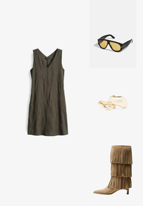 Ärmelloses Kleid in Olivgrün mit V-Ausschnitt, das ein strukturiertes Blattmuster aufweist. A-Linie Silhouette und leichtes Material.; Fransen-Stiefelette aus taupefarbenem Wildleder mit drei Lagen Fransen. Spitz zulaufende Zehenpartie und ein niedriger Blockabsatz. Durchgehend glatte Oberfläche.; Schwarze Sonnenbrille mit geometrischem Rahmen, gelben Gläsern und goldenen Akzenten an den Bügeln. Glatte Oberfläche, breiter Schnitt, zeitgemäßes Design.; Goldfarbene Ohrringe mit einer organischen, bohnenähnlichen Form und glatter, reflektierender Oberfläche; verfügen über ein minimalistisches Design ohne sichtbare Hardware.