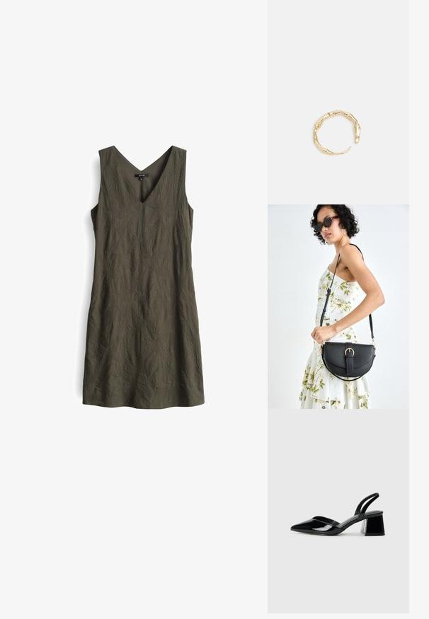 Ärmelloses Kleid in Olivgrün mit V-Ausschnitt, das ein strukturiertes Blattmuster aufweist. A-Linie Silhouette und leichtes Material.; Schwarze Lackleder-Slingback-High Heels mit spitzem Schuh und einem geometrischen Blockabsatz. Verfügt über ein schlankes, minimalistisches Design und eine glatte Textur.; Schwarze Lederhandtasche mit geschwungener Form, abnehmbarem Tragegurt und goldenen Beschlägen. Die Tasche verfügt über einen Deckel mit einer Schnallen-Details.; Goldfarbener Ring mit einem organischen, gedrehten Design, glatter Oberfläche und sich verjüngenden Enden, was ein modernes, skulpturales Erscheinungsbild erzeugt.