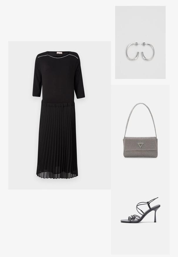 Juoda suknelė su prigludusia viršutine dalimi ir klostuotu sijonu. Yra apvalus iškirpimas, puoštas sidabriniais motyvais, ir tris ketvirčius ilgio rankovės.; Juodos aukštakulnės sandalai pasižymi plonyčiais dirželiais su mazgo dizainu, lygiu kvadratiniu pirštu ir elegantišku stiletto kulnu.; Šviesiai pilka metalinė rankinė su grandinėlės dirželiu, papuošta mažais apvaliais metaliniais smeigėmis ir trikampiu prekės ženklu.; Sidabrinės auskarai žiedai su lygiu, blizgiu paviršiumi. Suapvalinta forma, lengvas dizainas, su uždarymu ant smeigtuko.