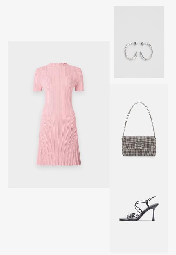Knee-length roosa kleit lühikeste varrukatega, ribakujuline tekstuur, kerge rippuv äär kaeluses ja A-lööbi kuju. Sile viimistlus.; Mustad musta värvi kontsandaalid on varustatud peente rihmadega, millel on sõlmekujundus, siledad ruudukujulised varbad ja stiilne stilettokonts.; Helehall metallik handbags, millel on kett, kaunistatud väikeste ümmarguste metallist õmblustega ja kolmnurkse brändi logoga.; Hõbedased rõngaskõrvarõngad, millel on sile ja läikiv pind. Ümar kuju, kerge disain, millel on post-tagumise kinnituse süsteem.