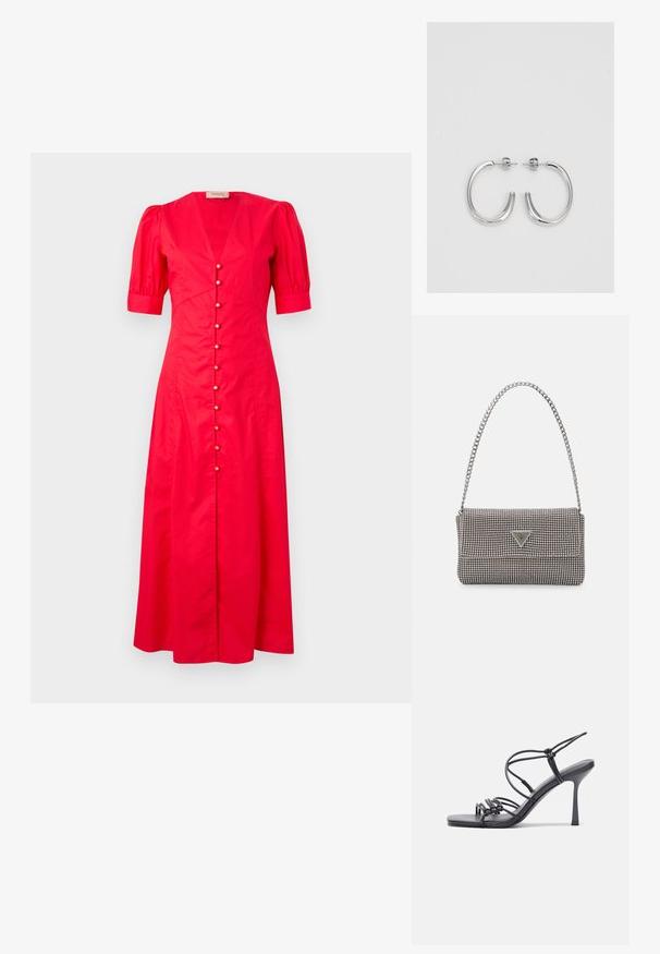 Raudona medvilninė midi suknelė su trumpomis pūstomis rankovėmis, giliu V formos kaklu ir priekyje esančia mygtukų uždarymo sistema, kurioje dekoratyvūs mygtukai yra centre.; Juodos aukštakulnės sandalai pasižymi plonyčiais dirželiais su mazgo dizainu, lygiu kvadratiniu pirštu ir elegantišku stiletto kulnu.; Šviesiai pilka metalinė rankinė su grandinėlės dirželiu, papuošta mažais apvaliais metaliniais smeigėmis ir trikampiu prekės ženklu.; Sidabrinės auskarai žiedai su lygiu, blizgiu paviršiumi. Suapvalinta forma, lengvas dizainas, su uždarymu ant smeigtuko.