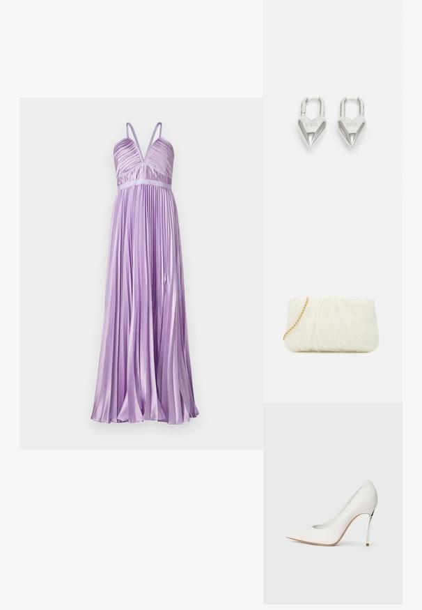 Ljubičasta plisirana haljina s dubokim V-izrezom, tankim naramenicama i uskim strukom. Tkanina ima glatku, satenastu teksturu.; Bijela visoka potpetica s oštrim vrhom, prekrivena finom glitrovom teksturom. Metalni srebrni detalj na peti dodaje kontrast. Elegantni dizajn.; Bijela teksturirana torbica s nabranim dizajnom, s zlatnom lancem. Glatka površina s suptilnim valovima i zaobljenim rubovima.; Srebrni padlockovi u obliku srca s ugraviranim tekstovima "DA" i "NE", s poliranim završnim obradama, simetričnim dizajnom i robusnim metalnim kopčanjem.