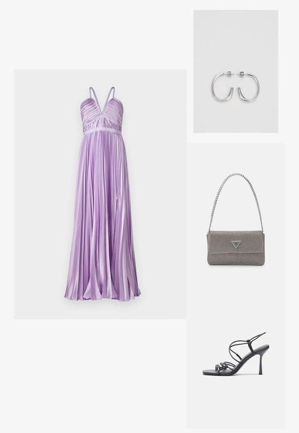 Lilla plisseeritud kleit sügava V-dekoltee, õhukeste rihmade ja vormitud vöökohaga. Kanga pind on sile ja satiinise sarnase tekstuuriga.; Mustad musta värvi kontsandaalid on varustatud peente rihmadega, millel on sõlmekujundus, siledad ruudukujulised varbad ja stiilne stilettokonts.; Helehall metallik handbags, millel on kett, kaunistatud väikeste ümmarguste metallist õmblustega ja kolmnurkse brändi logoga.; Hõbedased rõngaskõrvarõngad, millel on sile ja läikiv pind. Ümar kuju, kerge disain, millel on post-tagumise kinnituse süsteem.