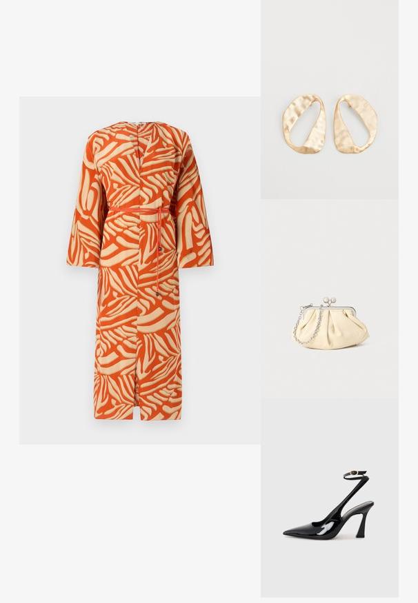Rochie lungă în nuanțe de portocaliu și crem, cu un model ondulat. Prezintă un talie cu curea și mâneci largi. Confecționată dintr-un material ușor, cu un design cu deschidere frontală.; Sandale cu toc înalt din piele patent neagră, cu vârf ascuțit, curea ajustabilă la gleznă și toc mediu pătrat. Textură netedă cu un finisaj lucios.; Clutch din piele plisată bej, cu un cadru din metal argintiu, având două închideri decorative rotunde și o curea din lanț argintiu.; O pereche de cercei din metal de culoare aurie, cu formă ovală neregulată, având o suprafață texturată, ușor ciocănită, pe un fundal alb.