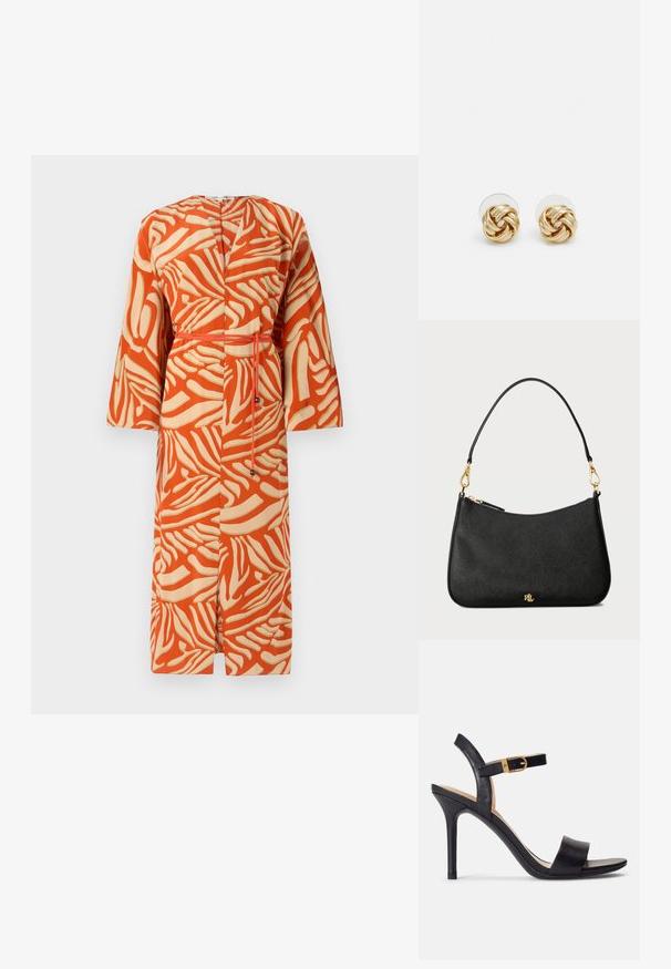 Hosszú, narancs és krémszínű köntös, hullámos mintázattal. Övvel ellátott derékrész és széles ujjak jellemzik. Könnyű anyagból készült, nyitott elülső kialakítással.; Fekete magassarkú szandál, sima bőrből készült felsőrésszel, nyitott orral és egyetlen pántos dizájnnal, arany csattal díszítve.; Fekete bőr táska strukturált dizájnnal, cipzáras záródással, levehető pánttal és arany színű kiegészítőkkel.; Arany színű csomó fülbevalók, csavart formával. Minden fülbevaló mögött egy kör alakú átlátszó támasz található a biztonságos viselés érdekében.