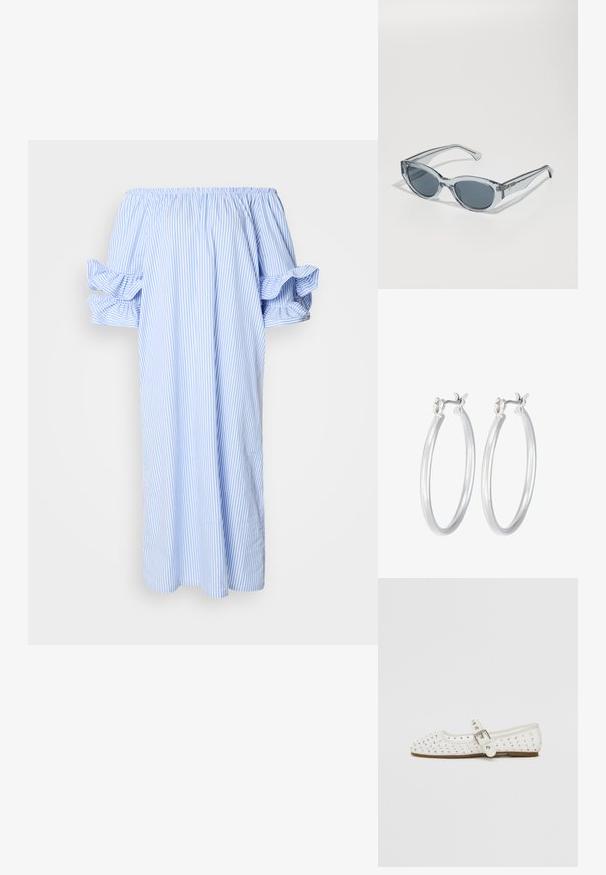 Off-shoulder jurk in lichtblauw met verticale witte strepen, met pofmouwen en een losse, middellange pasvorm.; Witte platte schoen met een spitse neus, versierd met zilveren studs, beschikt over een gespsluiting over de wreef en een lichtbruine zool.; Heldere, lichte zonnebril met ovale glazen, grijsgetinte glazen en slanke veren met een metalen detail op de slapen.; Zilveren oorbellen in de vorm van een gladde, gepolijste ring. Ronde vorm met een veilige kliksluiting. Lichtgewicht ontwerp, geschikt voor dagelijks gebruik.