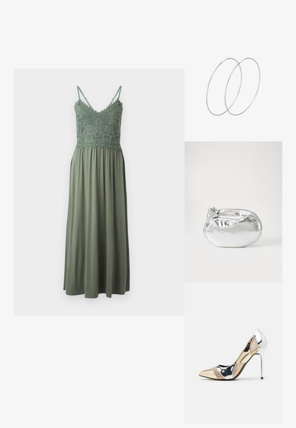 Grön maxiklänning med en virkade bodice och spaghettistroppar, med en flödande nederdel av mjukt, lätt tyg.; Spetsig tå högklackad sko med en färgpalett av silver, guld och nude. Glansig yta med utskärningsdesign, utrustad med en stilettklack.; Silverfärgad metallisk påse med en mjuk, rundad form och en knutstängning upptill. Tillverkad av ett mjukt material i konstläder.; Silverfärgade hoopörhängen med en minimalistisk design. Cirkulär form, slät yta och tunn profil. Lätta med en polerad finish.