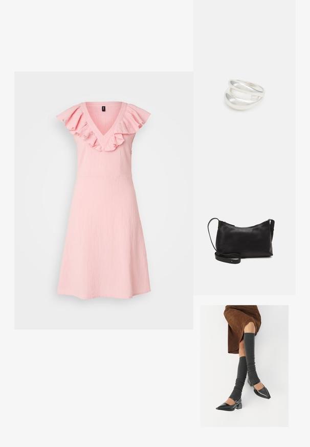 Roza haljina s V-izrezom i naboranim ramena, izrađena od lagane tkanine. Raskošna suknja pada iznad koljena s teksturiranim završetkom.; Crne lakirane cipele s šiljastim prstima, blok-petom i remenom oko gležnja, uparene s sivim rebrastim čarapama do koljena i smešnom suknjom od antilopa.; Crna kožna torba na rame s glatkom teksturom, zakrivljenim oblikom, podesivim remenom i zatvaranjem na patentni zatvarač. Minimalistički dizajn bez ukrasa.; Srebrna dvostruka prsten s glatkom, poliranom površinom. Karakterizira ga fluidan, zakrivljen dizajn s preklapajućim sekcijama za moderan izgled.