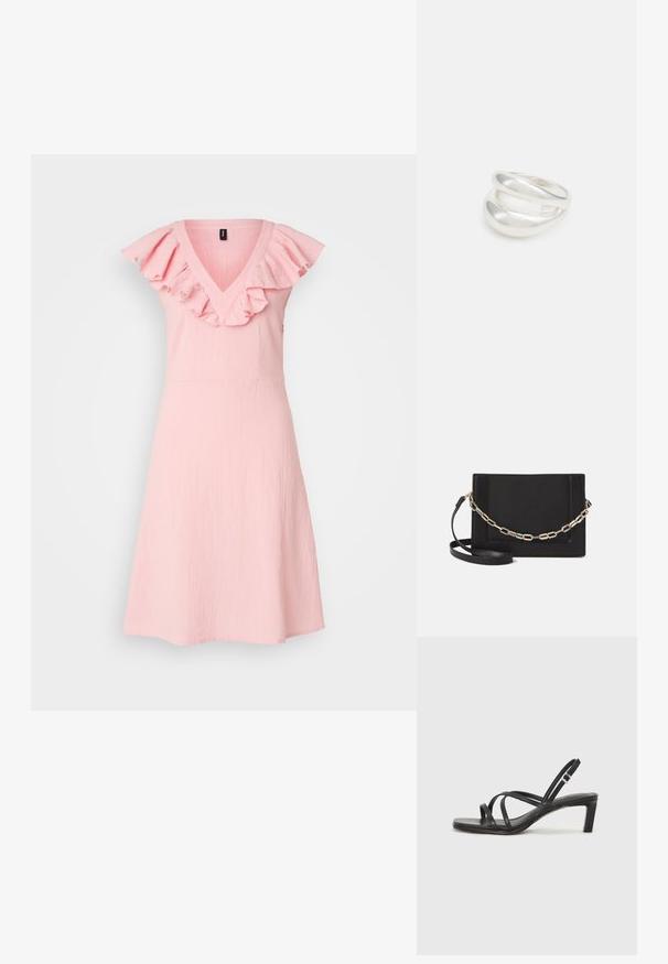 Rozā kleita ar V-veida izgriezumu un rūtainām plecu piedurknēm, izgatavota no viegla auduma. Izplešais svārks krīt virs ceļgaliem ar strukturētu apdari.; Melnas strappy sandales ar kvadrātveida purngaliem un zemu bloku papēdi. Ievērojamas ar vairākiem plāniem siksniņām un regulējamu potītes siksniņu. Izgatavotas no gludas ādas.; Melna ādas crossbody soma ar gludu faktūru, taisnstūrveida formu un metalizētu ķēdes detaļu priekšā. Iekļauta regulējama siksna.; Sudraba divu joslu gredzens ar gludu, pulētu virsmu. Iezīmējas ar plūstošu, izliekta dizaina struktūru ar pārklājošām sekcijām modernam izskatam.