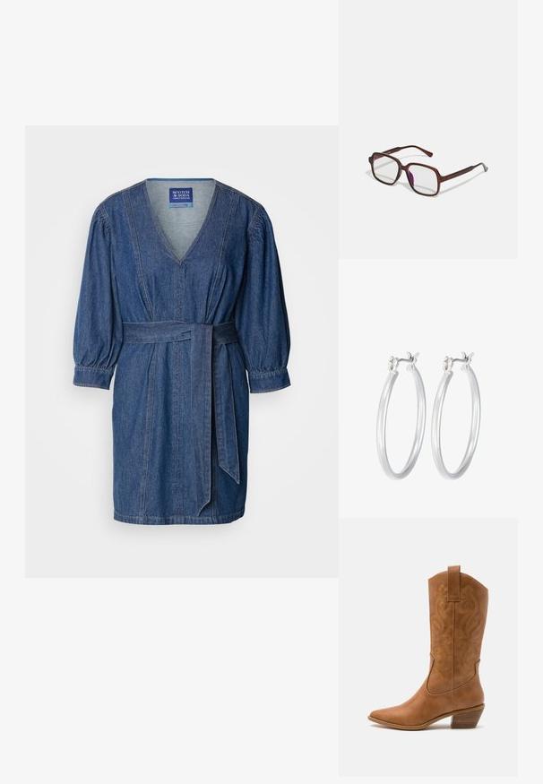 Denim obleka z ovitkom in globokim V-izrezom, napihnjenimi rokavi in pasom za zavezovanje. Temno modra barva z vidnimi šivi in sproščenim silhuetom.; Rjavi usnjeni kauboj čevlji s koničastim nosom, vezenimi vijugastimi vzorci na zgornjem delu in zloženim kvadratnim peto. Imajo zanko za enostavno obuvanje.; Rjave, pravokotne očala z prosojnimi lečami in vijoličnimi odtenki. Gladek plastičen okvir z ravnimi steblami in subtilnimi detajli.; Srebrni obroči za ušesa z gladko, polirano površino. Okrogla oblika in varna zaponka s klikom. Lahka zasnova, primerna za vsakodnevno nošenje.