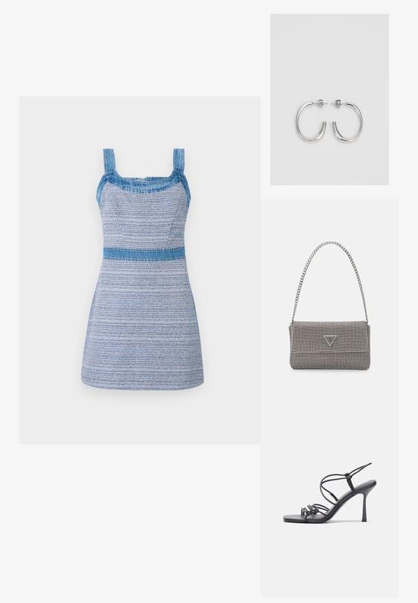 Haljina od teksasa i teksturirane tkanine sa kvadratnim naramenicama, uskim korzetom i lepršavom suknjom. Sadrži plave nijanse i horizontalni prugasti uzorak.; Crne sandale na visokoj potpetici imaju tanke trake s čvorastim dizajnom, glatki kvadratni vrh i elegantnu stiletto petu.; Svijetlosivi metalik ruksač s lancem, ukrašen malim okruglim metalnim zakovicama i trokutastim logotipom marke.; Srebro naušnice u obliku prstena s glatkom, sjajnom završnom obradom. Zaobljenog oblika, laganog dizajna, s kopčom na poleđini.