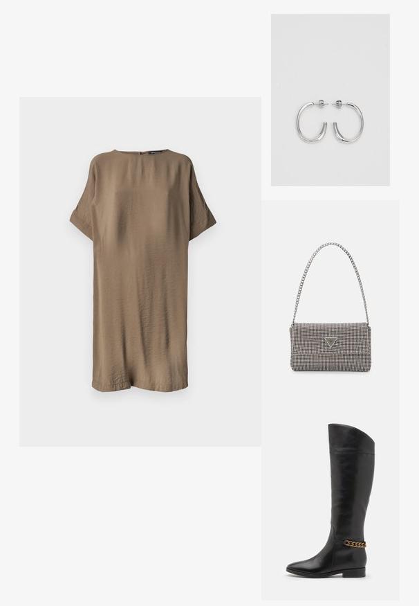 Vestido de manga corta de gran tamaño en una tela marrón texturizada y apagada. Cuello redondo simple y detalle discreto de cierre en la parte posterior. Diseño casual.; Botas altas de cuero negro con un diseño elegante, punta afilada y un acento de cadena dorada en el tobillo. Tacón bajo tipo bloque. Textura suave.; Bolso de mano metálico gris claro con una cadena como asa, adornado con pequeños remaches metálicos circulares y un logotipo de marca en forma triangular.; Pendientes de aro plateados con una superficie lisa y brillante, caracterizados por una forma curva y cierre de poste. Diseño minimalista con un acabado moderno.
