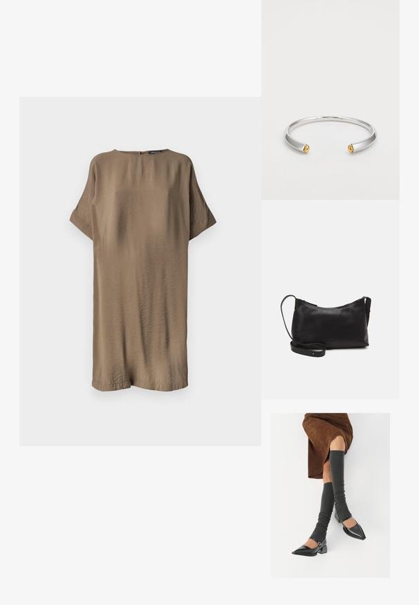 Overdimensjonert kortermet kjole i et teksturert, dempet brunt stoff. Enkel rund halslinning og diskret lukking bak. Uformelt design.; Sorte lakkpumps med spiss tå, blokkhel, og ankelstropp, kombinert med grå ribbestrikkede beinvarmere og et brunt semsket skinn skjørt.; Svart skinn skulderveske med glatt tekstur, buet form, justerbar stropp og glidelås. Minimalistisk design uten dekorasjoner.; Sølvmetallarmbånd med glatt, polert overflate, med to avrundede gullfonter på de åpne endene.