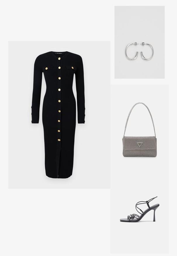 Abito a maniche lunghe in maglia nera con chiusura a pulsanti color oro, due tasche sul petto e uno spacco frontale. Tessuto morbido, forma aderente.; Sandali neri con tacco alto presentano sottili cinturini con design annodato, una punta quadrata liscia e un elegante tacco a spillo.; Borsa a mano metallica grigia chiara con tracolla a catena, impreziosita da piccoli chiodi metallici circolari e da un logo triangolare del marchio.; Orecchini a cerchio in argento con una finitura liscia e lucente. Forma arrotondata, design leggero, con chiusura a perno.