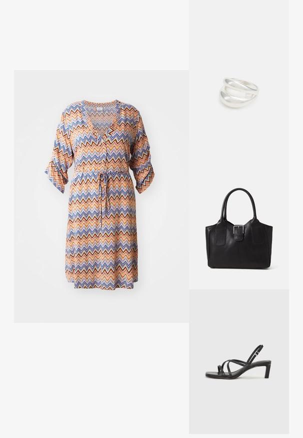 Rakstainā kleita ar zigzaga rakstu oranžā, zilā un krēmkrāsas tonī, ar V veida dekoltē, trīs ceturtdaļu piedurknēm un saitīti viduklī.; Melnas strappy sandales ar kvadrātveida purngaliem un zemu bloku papēdi. Ievērojamas ar vairākiem plāniem siksniņām un regulējamu potītes siksniņu. Izgatavotas no gludas ādas.; Melnas ādas somiņa ar gludu tekstūru, strukturētu formu, divām rokturām un izteiktu sudraba sprādzi priekšpusē.; Sudraba divu joslu gredzens ar gludu, pulētu virsmu. Iezīmējas ar plūstošu, izliekta dizaina struktūru ar pārklājošām sekcijām modernam izskatam.