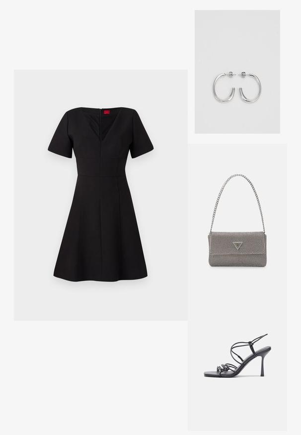 Crna haljina s uskim korzetom i raširenom suknjom. Ima kratke rukave, V-izrez, stražnji patentni zatvarač i šavove koji stvaraju strukturiranu siluetu.; Crne sandale na visokoj potpetici imaju tanke trake s čvorastim dizajnom, glatki kvadratni vrh i elegantnu stiletto petu.; Svijetlosivi metalik ruksač s lancem, ukrašen malim okruglim metalnim zakovicama i trokutastim logotipom marke.; Srebro naušnice u obliku prstena s glatkom, sjajnom završnom obradom. Zaobljenog oblika, laganog dizajna, s kopčom na poleđini.
