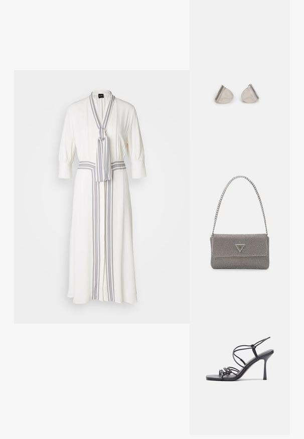Biele šaty s prelomeným dizajnom, s pruhovaným viazaním pri výstrihu a stredovým pruhom na prednej časti, s trojštvrťovými rukávmi.; Čierne sandále na vysokom podpätku majú tenké remienky s uzlovým dizajnom, hladký štvorcový špičku a elegantný stiletto podpätok.; Svetlošedá metalická kabelka s reťazovým popruhom, ozdobená malými kruhovými kovovými štítkami a trojuholníkovým logom značky.; Strieborné kovové náušnice s hladkým tvarom kvapky a lesklým povrchom. Jemné rytiny pridávajú detail. Minimalistický dizajn.