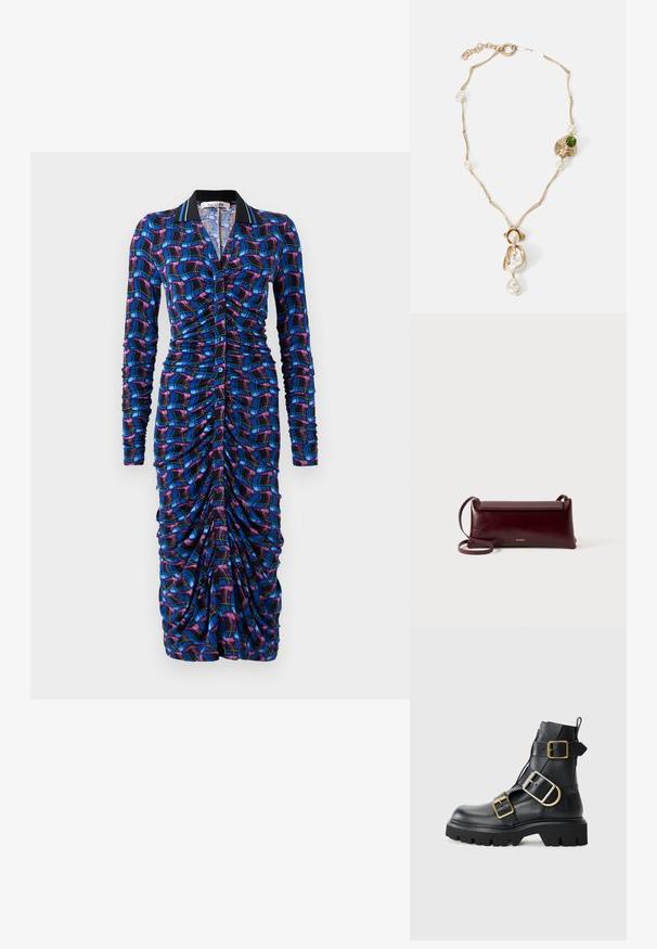 Dlouhé šaty s multikolorovaným kostkovaným vzorem, s nařasením podél těla, límečkem a knoflíkovým zapínáním.; Černé kožené kotníkové boty s robustní podešví, zdobené několika pásky a zlatými kovovými detaily. Hladký povrch, robustní design.; Burgundská kožená crossbody taška s hladkým povrchem, obdélníkovým tvarem, klopovým uzávěrem a tenkým nastavitelným popruhem. Viditelné zlaté logo.; Zlatý náhrdelník s propletenými články, bílými perlami a akcentem zeleného kamene. Obsahuje složité detaily a zapínání.