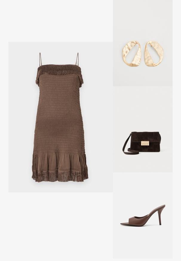 Robe marron sans manches avec une texture smockée, un bord supérieur effiloché et un volant évasé en bas. Fabriquée en tissu doux.; Mules à talons hauts ouverts en cuir marron avec un design épuré, dotés d'une large sangle avant et d'un talon aiguille élancé.; Sac à main en suède marron avec un design matelassé, de forme rectangulaire, matériel doré et une bandoulière réglable.; Une paire de boucles d'oreilles en métal doré, de forme ovales irrégulières, avec une surface texturée et légèrement martelée sur fond blanc.