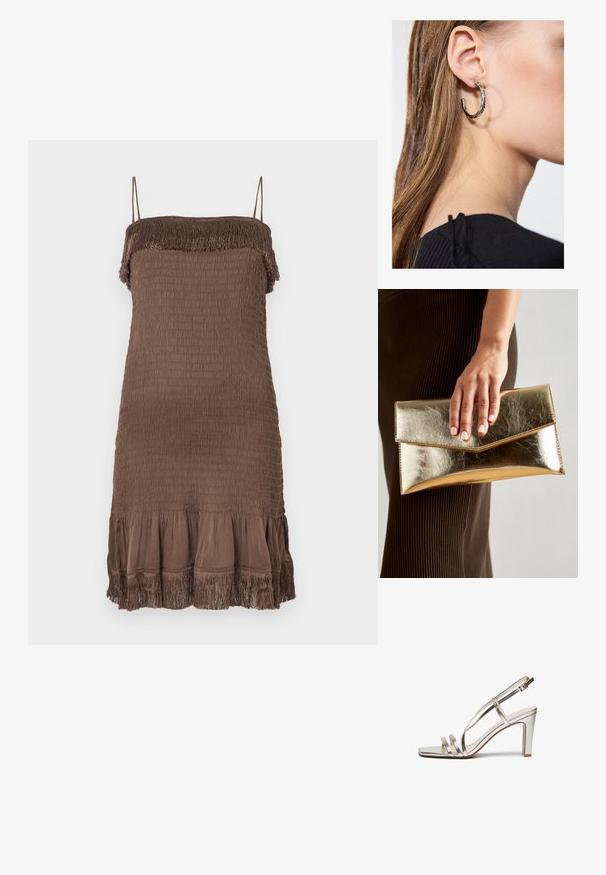 Rochie maro fără mâneci, cu textură smock, margine superioară destrămată și volan la bază evazată. Confecționată dintr-un material moale.; Sandalie cu toc înalt, metalice, argintii, cu vârful deschis, având trei bretele subțiri peste picior și o bretea pentru gleznă cu cataramă.; Geantă de mână metalică aurie cu o textură netedă, având un închizător în formă de triunghi. Mâna care o ține are unghii frumos îngrijite.; Cercel din argint cu un finisaj polișat, având detalii mici din aur și o formă rotundă, purtat pe lobul urechii.