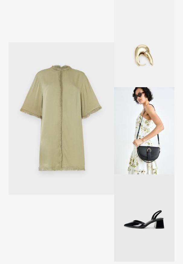 Maslinasto zelena bluza kratkih rukava s okruglim izrezom i resicama duž prednje strane i rukava. Napravljena od mekanog materijala, ležeran kroj.; Crne lakirane kožne sandale s otvorenom petom i špicastim vrhom, s geometrijskom blok petom. Imaju elegantan, minimalistički dizajn i glatku teksturu.; Crna kožna torba s lukovitim oblikom, odvojivim remenom i zlatnim detaljima. Torba ima preklop s kopčom.; Zlatne metalne naušnice s elegantnim, zakrivljenim dizajnom. Imaju karakterističan šiljast oblik, poliranu površinu i zatvaranje na šarku.
