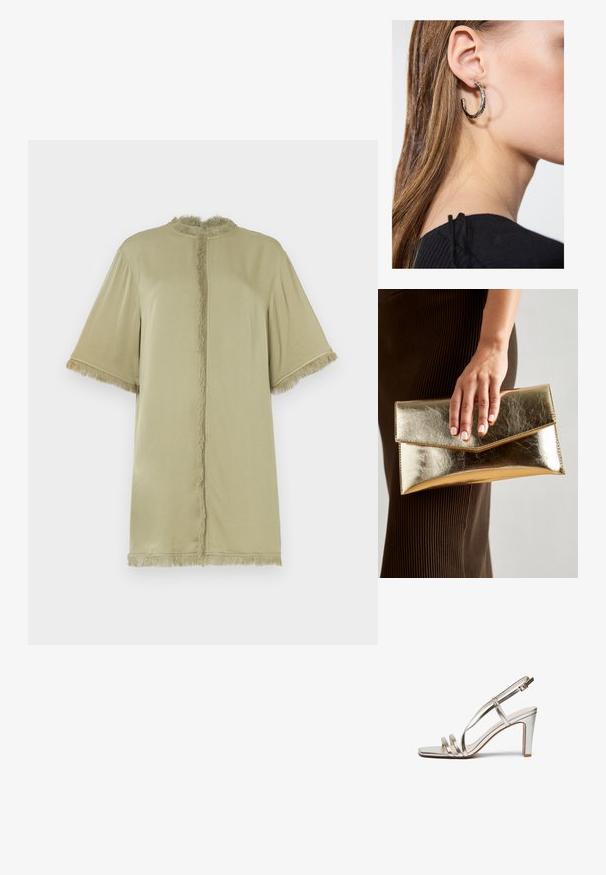 Olivově zelený krátký rukáv top s kulatým výstřihem a třásněmi podél přední části a rukávů. Vyroben z měkké látky, volný střih.; Metalické stříbrné sandály na vysokém podpatku s otevřenou špičkou, které mají tři tenké pásky přes nohu a pásek kolem kotníku s přezkou.; Zlatá metalická kabelka typu clutch s hladkým povrchem, s trojúhelníkovým zavíráním. Ruka, která ji drží, má pečlivě upravené nehty.; Stříbrný kruhový náušník s lesklým povrchem, zdobený malými zlatými akcenty, v kulatém tvaru, nošený na lalůčku.