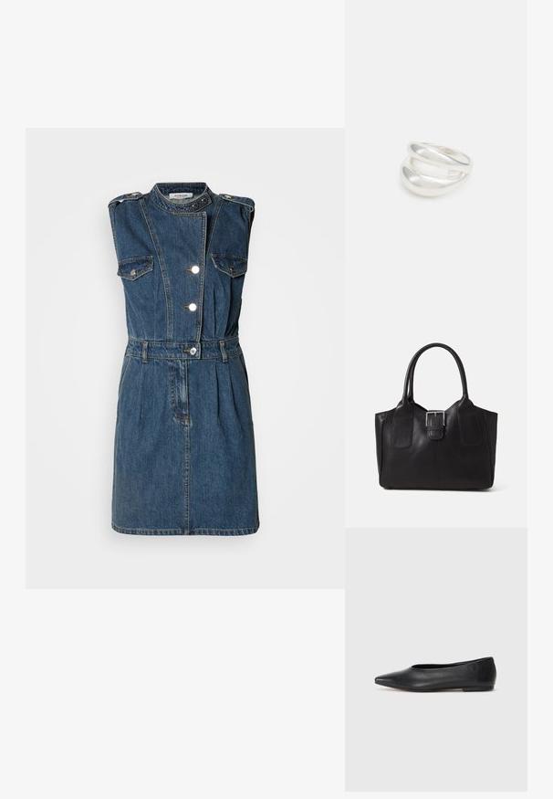 Tumesinine lõikega ilma varrukateta denimpink, millel on kõrge krae, hõbedased nupud, kaks rinna taskut, vöökoht ja volditud seelik.; Musthave mustris balletkingad, terav nina, minimaliseeritud disain, sile pind, madal konts, ilma nähtava riistvara või kaunistusteta.; Mustgamma nahast kott, millel on sile tekstuur, struktureeritud kuju, kaks käepidet ja esiküljel silmapaistev hõbedane pandla detail.; Hõbedane kahekordne rõngas sujuva, poleeritud pinnaga. Omab voolavat, kõverat disaini, millel on kattuvad sektsioonid, et saavutada kaasaegne ilme.