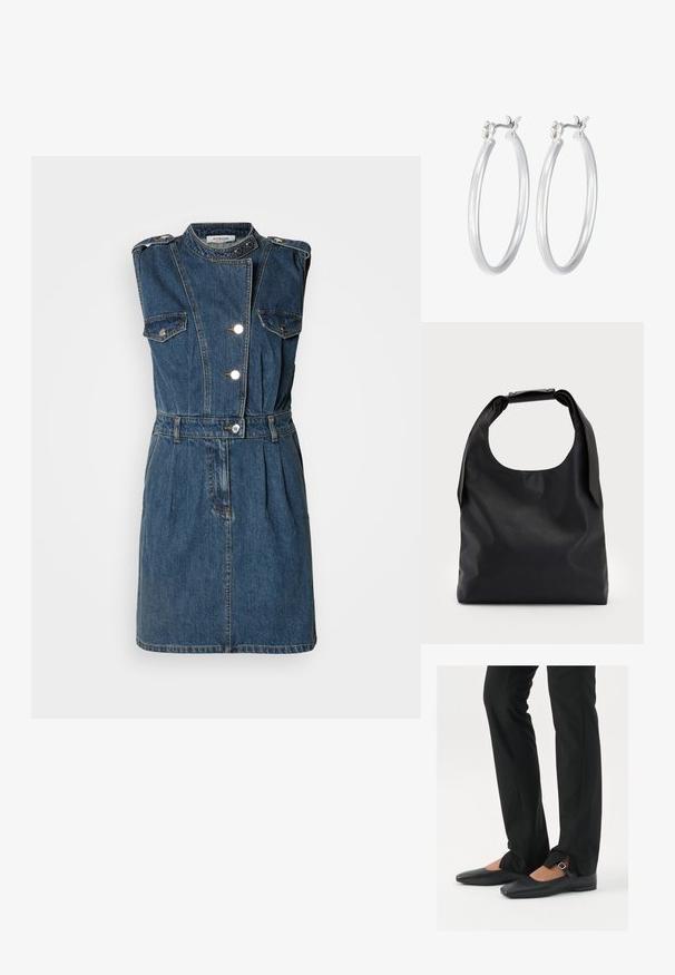 Abito in denim senza maniche di colore blu scuro, con colletto alto, bottoni argentati, due tasche sul petto, vita cintrata e gonna plissettata.; Ballerine in pelle nera con punta appuntita, cinturino con fibbia in argento, abbinate a pantaloni neri su misura con orlo a spacco.; Borsa hobo in pelle nera con un manico unico, morbido e arrotondato; presenta una texture liscia e un design minimalista. Nessun hardware o accenti visibili.; Orecchini a cerchio in argento con una finitura liscia e lucida. Forma rotonda e chiusura a scatto sicura. Design leggero adatto per l'uso quotidiano.