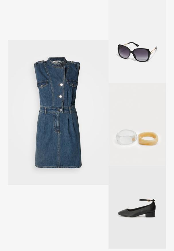 Robe en denim sans manches de couleur bleu foncé avec un col haut, des boutons argentés, deux poches poitrine, une taille ceinturée et une jupe plissée.; Escarpin en cuir noir avec un bout pointu et un petit talon bloc. Doté d'une bride de cheville avec une boucle dorée. Texture lisse.; Lunettes de soleil noires surdimensionnées avec des verres dégradés, monture épaisse et détails en chaîne dorée sur les branches.; Bagues en résine claire et ambre, l'une lisse et transparente, l'autre avec une finition texturée en ambre. Les deux présentent des designs arrondis et épais.