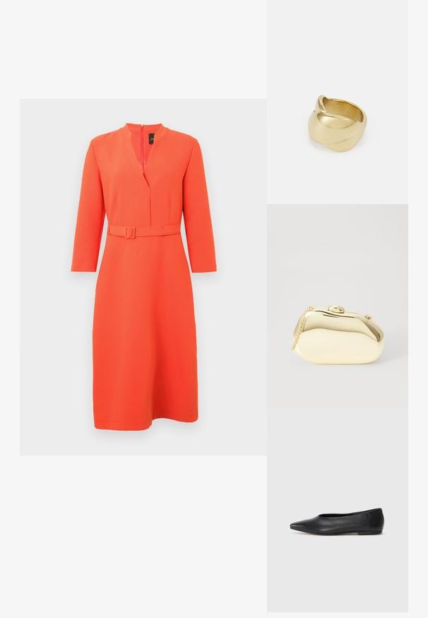Lys oransje kjole med V-hals og belte i midjen. Har lange ermer og en glidelås bak, laget av glatt, teksturert stoff.; Sorte lærballerina med spiss tå, minimalistisk design, glatt tekstur, lav hæl uten synlig metall eller dekorasjoner.; Metallisk gull clutch med en glatt, rund form, med en toppknapp-lås og et lite kjede for bæring.; Gullfarget ring med en glatt, vridd design. Har en polert overflate og avrundede kanter, som skaper en sømløs, flytende form.