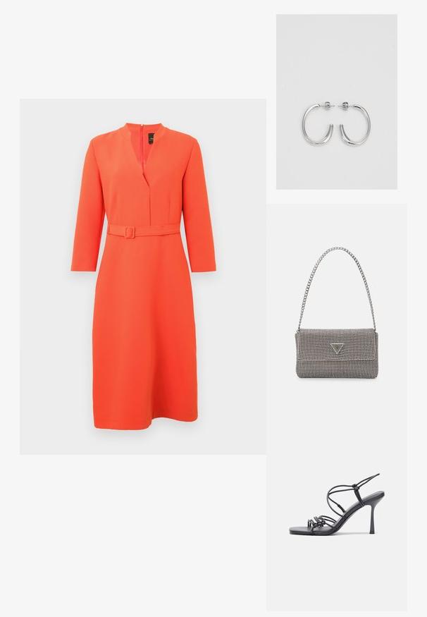 Vestido naranja brillante con escote en V y cintura con cinturón. Presenta mangas largas y una cremallera trasera, confeccionado con tela lisa y texturizada.; Las sandalias negras de tacón alto presentan finas correas con un diseño anudado, una punta cuadrada suave y un elegante tacón de aguja.; Bolso de mano metálico gris claro con una cadena como asa, adornado con pequeños remaches metálicos circulares y un logotipo de marca en forma triangular.; Aros de plata en forma de aro con un acabado liso y brillante. Diseño redondeado y ligero, con cierre de tipo post-back.