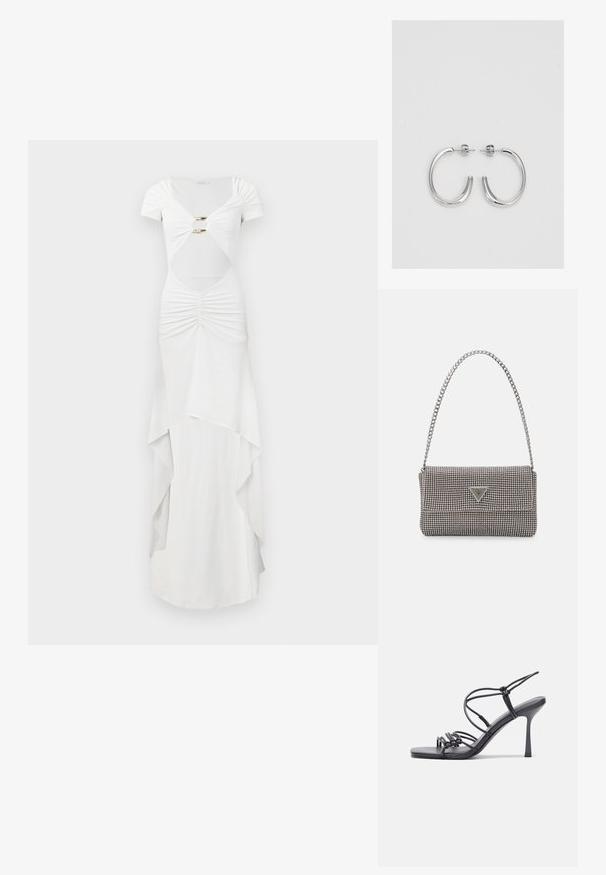 Biała sukienka maxi z krótkimi rękawami, z marszczeniami, wycięciem w talii, złotymi akcentami i warstwowym fasonem spódnicy.; Czarne sandały na wysokim obcasie mają cienkie paski z węzłowym wzorem, gładki, kwadratowy czubek i smukły obcas w stylu szpilki.; Jasnoszara metaliczna torebka na łańcuszku, ozdobiona małymi okrągłymi metalowymi ćwiekami oraz trójkątnym logo marki.; Srebrne kolczyki na biglu o gładkim, błyszczącym wykończeniu. O zaokrąglonym kształcie, lekkim designie, z zamknięciem na zatrzask.