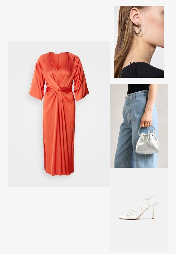 Szatén narancssárga ruha mély V-kivágással, széles ujjakkal és elöl megkötő díszítéssel. A szoknya oldalsó hasítékkal rendelkezik a további részletesség érdekében.; Fehér pántos magassarkú szandál lapos lábujjal, texturált elülső résszel, ráncolt díszítéssel és vékony bokapánttal.; Fémes ezüst színű vödör táska, texturált felülettel, ezüst kerek füllel és húzózárral, világoskék farmer mellett tartva.; Ez egy ezüst fülbevaló, sima felülettel, amelyen apró arany díszítőelemek találhatók. Kerek formájú és a fülcimpán viselik.