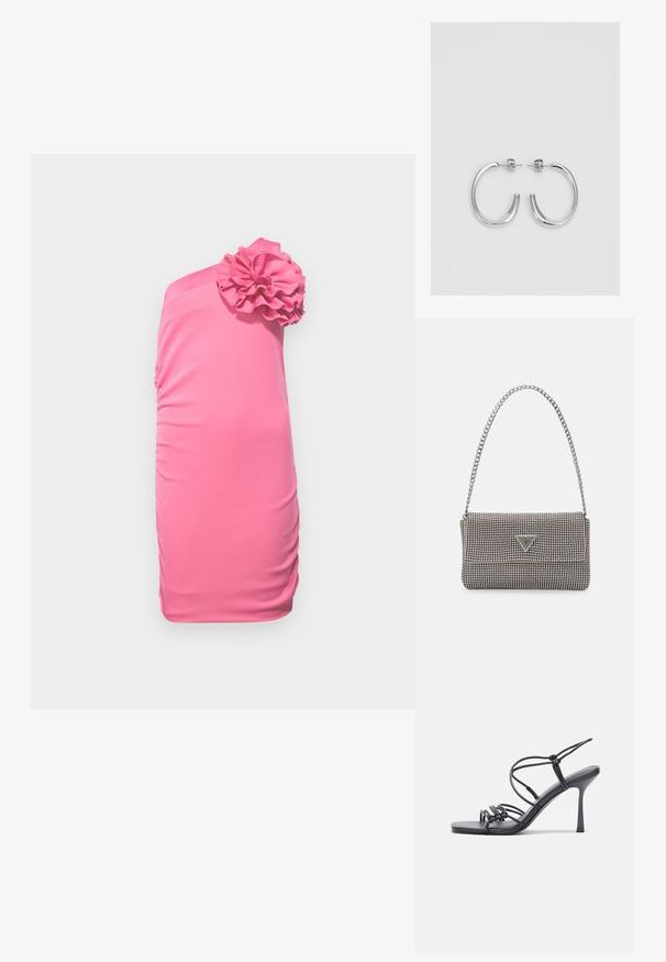 Vientisas su petneša su intensyviai rožine medžiaga, su raukšlėmis petyje, prigludusia forma ir surinkta tekstūra šone.; Juodos aukštakulnės sandalai pasižymi plonyčiais dirželiais su mazgo dizainu, lygiu kvadratiniu pirštu ir elegantišku stiletto kulnu.; Šviesiai pilka metalinė rankinė su grandinėlės dirželiu, papuošta mažais apvaliais metaliniais smeigėmis ir trikampiu prekės ženklu.; Sidabrinės auskarai žiedai su lygiu, blizgiu paviršiumi. Suapvalinta forma, lengvas dizainas, su uždarymu ant smeigtuko.