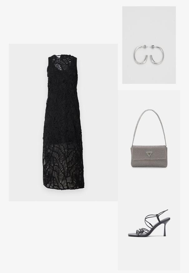 Musta, hihaton mekko, jossa on teksturoitu, kerroksellinen muotoilu. Sisältää läpinäkyvää kangasta, jossa on röyhelökoristeita, ja polvipituisen helmauksen.; Mustat korkokengät sandaalit, joissa on ohuet hihnat solmittuna, sileä neliön muotoinen varvasosa ja tyylikäs stiletto-korko.; Vaalea harmaa metallinen käsilaukku, jossa on ketjusanka. Laukku on koristeltu pienillä pyöreillä metallikoruilla ja kolmion muotoisella brändilogolla.; Hopehopeet hopehopeet hopehopeet hopehopeet, jolla on sileä, kiiltävä pinta. Pyöreä muoto, kevyt rakenne, jossa on neulakiinnitys.