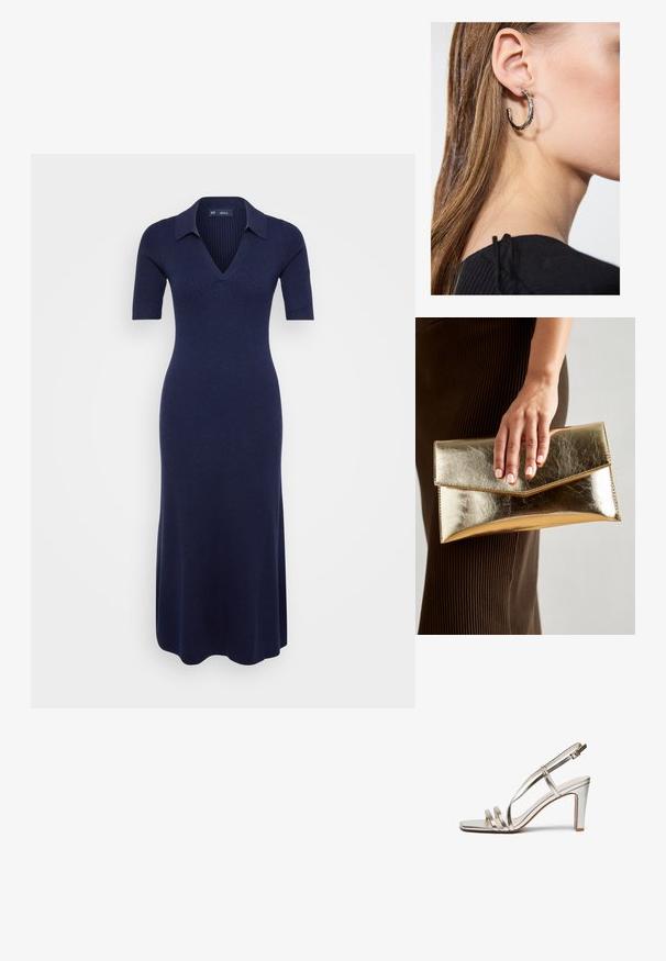 Tengerész sötétkék bordázott kötött ruha V-nyakkal és rövid ujjakkal, testhez simuló felsőrésszel és harangszoknyával, puha anyagból készült.; Fémes ezüst színű magassarkú szandál nyitott orral, három vékony pánttal a lábfejen és egy csatfüles bokapánttal.; Arany fémes clutch táska sima textúrával, háromszög alakú csattal. A kéz, amely tartja, szépen manikűrözött körmökkel rendelkezik.; Ez egy ezüst fülbevaló, sima felülettel, amelyen apró arany díszítőelemek találhatók. Kerek formájú és a fülcimpán viselik.