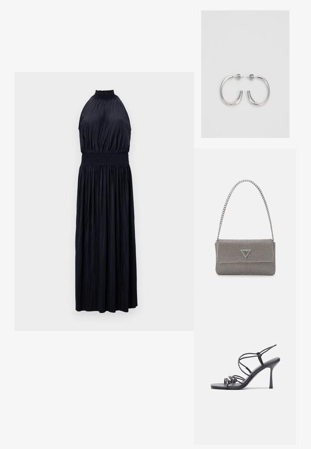 Sötét tengerészkék pánt nélküli ruha, plissé anyaggal, gumi derékkal és áramló, teljes hosszúságú sz Silhuettel. Az anyag sima tapintású.; Fekete magas sarkú szandálok vékony pántokkal, csomózott mintával, sima négyzetes orral és karcsú stiletto sarkal rendelkeznek.; Világosszürke fémes kézitáska lánc pánttal, kis kör alakú fém kifinomult díszítéssel és háromszög alakú márkagéppel.; Ezüst karika fülbevalók sima, fényes felülettel. Lekerekített forma, könnyű kialakítással, tűs zárómechanizmussal.