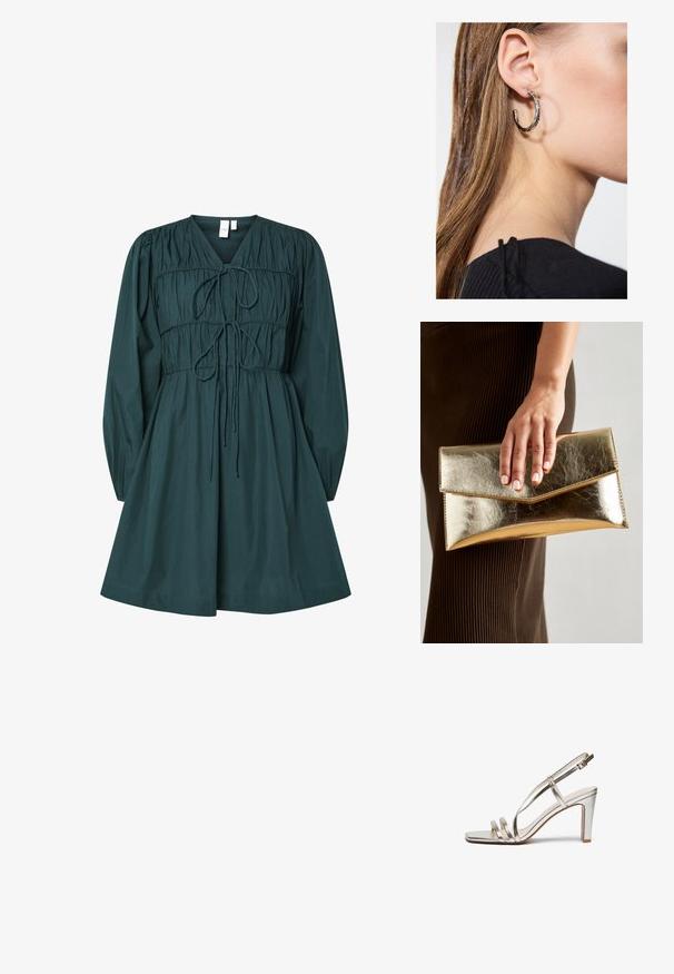 Žalias medvilninis suknelė su V formos iškirpte, pūstomis ilgomis rankovėmis, susirinkusia kūno dalimi su kaklo raiščiu ir platesne sijona. Lygus paviršius.; Metallic sidabriniai aukštakulniai sandalai su atvira nosimi, turintys tris plonas dirželius per pėdą ir kulkšnies dirželį su sagtimi.; Auksinės metalinės rankinės su lygiu paviršiumi, kuri turi trikampio formos užsegimą. Ranką laikančioji turi tvarkingai prižiūrėtus nagus.; Sidabrinė lankinė auskarai su poliruotu paviršiumi, turintys mažus auksinius akcentus ir apvalią formą, dėvimi ant ausies kaušelio.