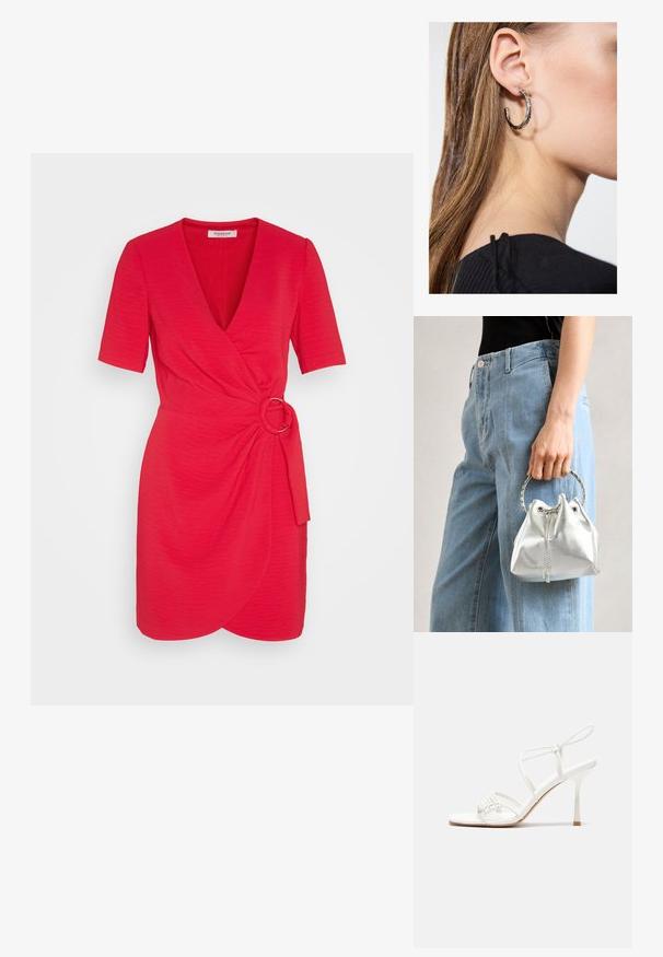 Piros, rövid ujjú ruha V-nyakkivágással, átkötős fazonnal és csomó részlettel a derékon, fém gyűrű díszítéssel és texturált anyaggal.; Fehér pántos magassarkú szandál lapos lábujjal, texturált elülső résszel, ráncolt díszítéssel és vékony bokapánttal.; Fémes ezüst színű vödör táska, texturált felülettel, ezüst kerek füllel és húzózárral, világoskék farmer mellett tartva.; Ez egy ezüst fülbevaló, sima felülettel, amelyen apró arany díszítőelemek találhatók. Kerek formájú és a fülcimpán viselik.