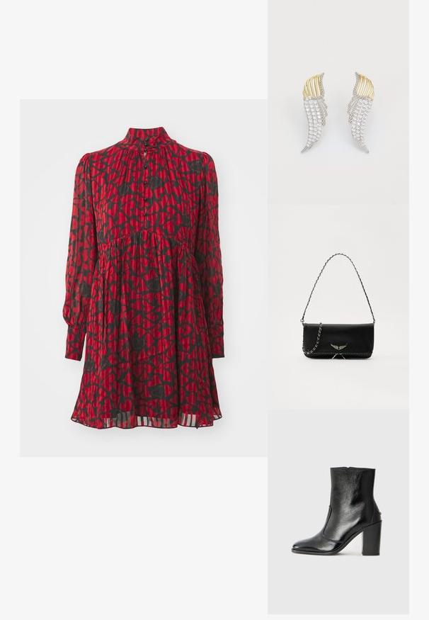 Raudona suknelė su juodais širdelių raštais, aukštu kaklu, ilgomis rankovėmis, mygtukų uždarymu, susirinkusia juosmens linija ir tekančiu hemu su sluoksniuota tekstūra.; Juodas odinis kulkšninis batas su lygiu paviršiumi, smailiu pirštu ir masyviu aukštu kulnu. Savybė - šoninis atidarymas ir minimalistiškas dizainas.; Juodas odinis delninukas su sidabro spalvos grandinele, papuoštas dekoratyviniais sparnų akcentais ir balta siūle apačioje.; Du vienodą formą auskarai, pagaminti iš sidabro spalvos metalo su skaidriais, apvalaus pjūvio cirkoniais ir auksinės spalvos metaliniais akcentais sluoksniuotame dizaino sprendime.