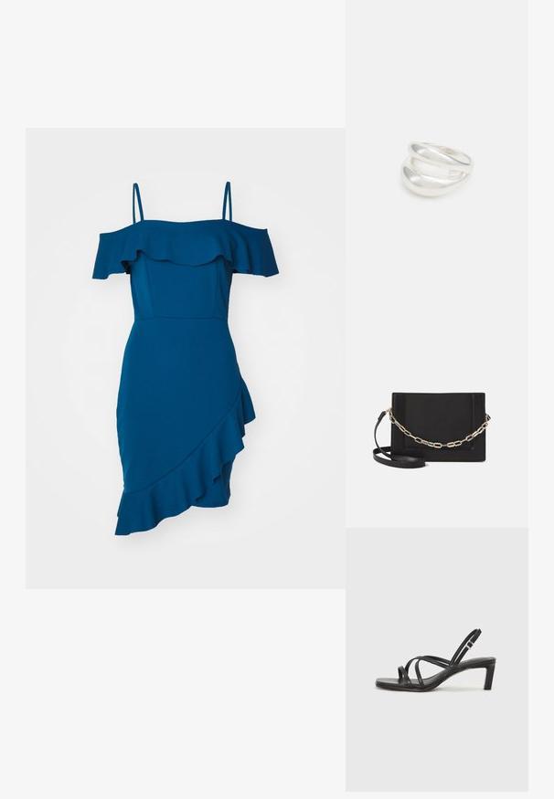 Tyrkysové šaty bez ramienok s volánovými rukávmi a asymetrickým lemom, vyrobené z hladkej tkaniny. Majú priliehavý trup a rozšírenú sukňu.; Čierne sandále na vysokom podpätku so štvorcovou špičkou a nízkym blokovým podpätkom. Obsahujú viacero tenkých popruhov a nastaviteľný členkový popruh. Vyrobené z hladkej kože.; Čierna kožená crossbody taška s hladkou textúrou, obdĺžnikovým tvarom a kovovým reťazovým detailom na prednej strane. Súčasťou je nastaviteľný popruh.; Strieborný prsteň s dvojitým pásikom s hladkým, lesklým povrchom. Má plynulý, zakrivený dizajn s prekryvajúcimi sa časťami pre moderný vzhľad.