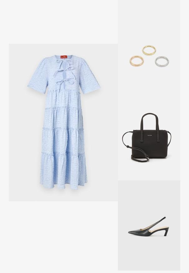 Svetle modré vrstvené šaty vyrobené z texturované tkaniny s kulatým výstřihem a krátkými rukávy. Obsahují detail s mašlí vpředu.; Černý špičatý slingback s nízkým podpatkem, vyrobený z hladké kůže, s výřezem na boku pro lepší prodyšnost.; Černá kabelka s dvojitými krátkými uchy a odnímatelným ramenním popruhem. Hladký koženkový materiál s uzávěrem na zip a detailem loga.; Tři kovové prsteny: jeden růžově zlatý, jeden zlatý s texturovanými detaily a jeden stříbrný, všechny s vyrytým brandingem na vnitřním boku.