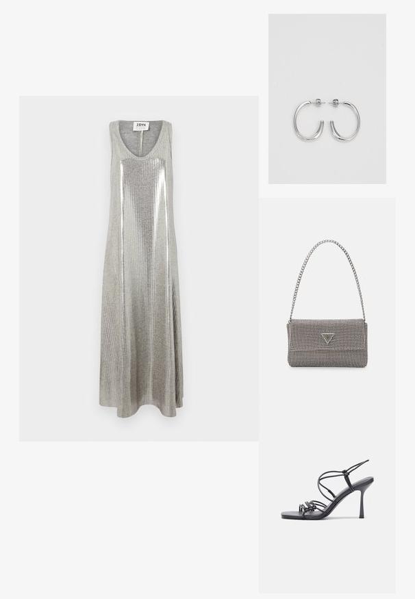 Siva brezrokavna maxi obleka s krožnim izrezom, ki ima vertikalno rebrasto teksturo in svetleče srebrne detajle po sredini.; Črne visoke sandale na peto imajo tanke naramnice z vozlom, gladek kvadratni toe in eleganten stiletto peto.; Svetlo siva kovinska torbica z verižnim ročajem, okrašena z majhnimi okroglimi kovinskimi bleščicami in trikotnim logotipom blagovne znamke.; Srebrne obročaste uhane z gladko, sijočo površino. Zaobljena oblika, lahka zasnova, z zapiranjem na zatič.